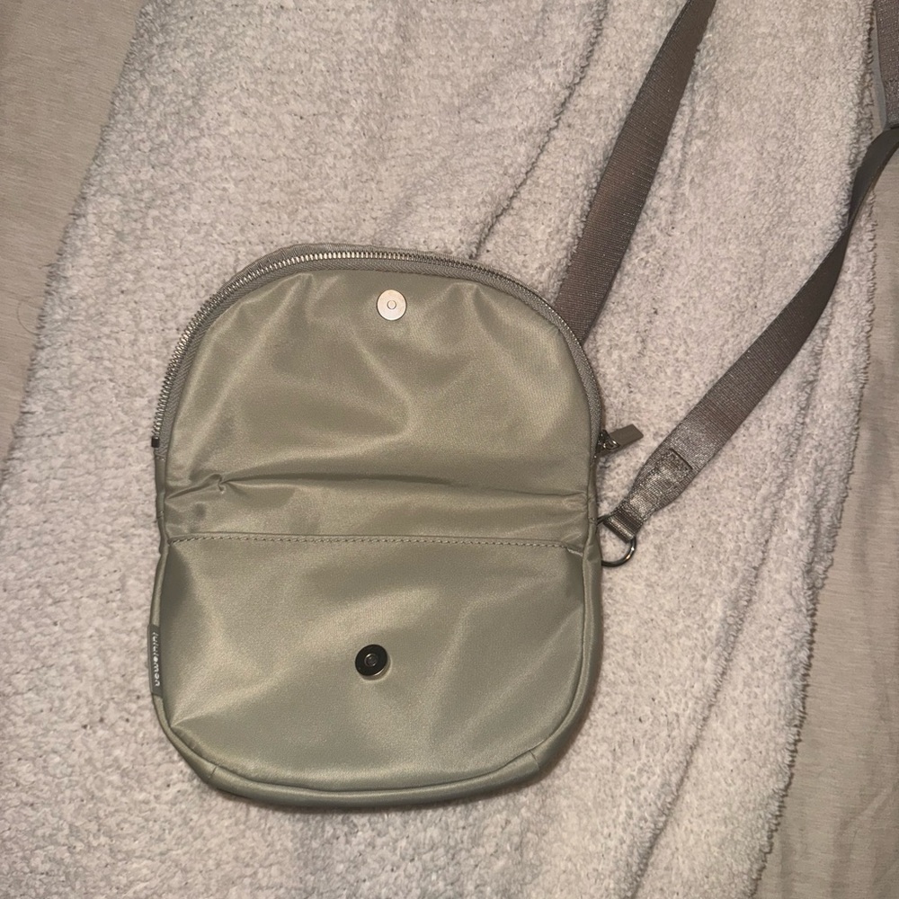 Lululemon All Night Festival Bag
Micro 2L Raw Linen/Silver - Picture 3 of 5